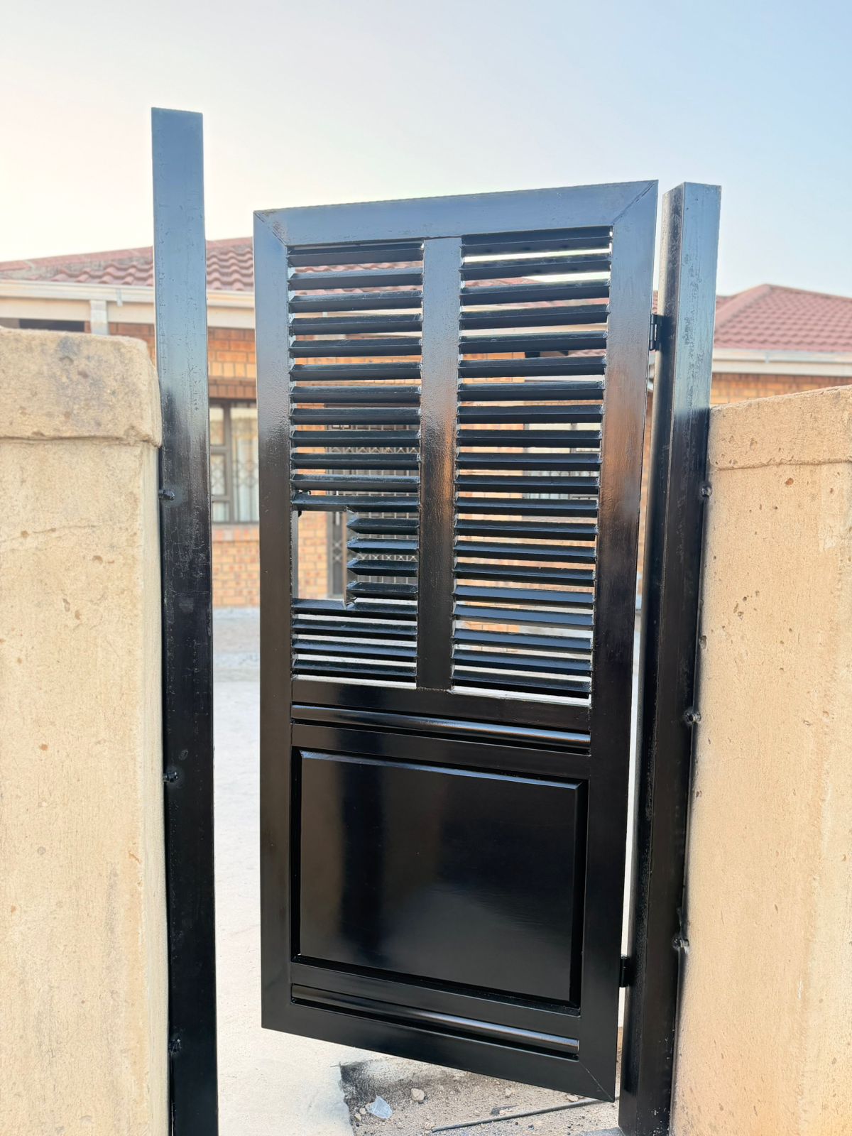 Aluminium louvre pedestrian gate