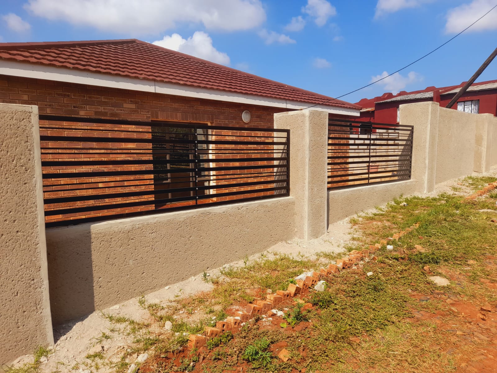 Close-up horizontal bar sliding gate