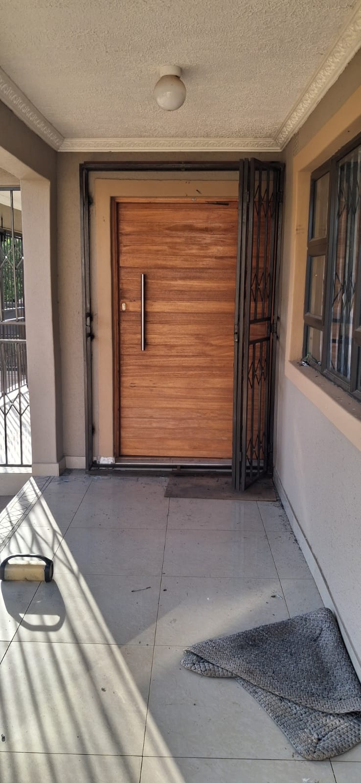 Aluminium pivot door installation