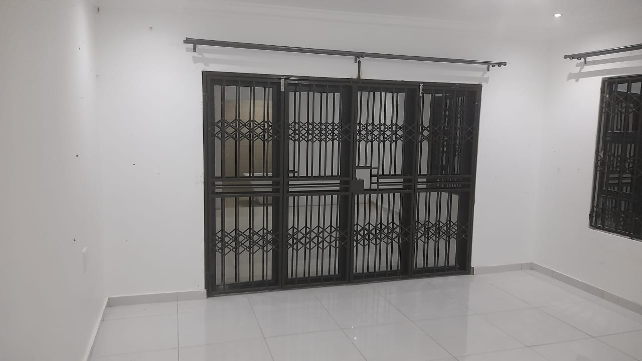 Security Trellis  4-Panel  Interior